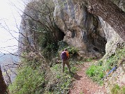 54 Ci godiamo la grotta d'ingresso